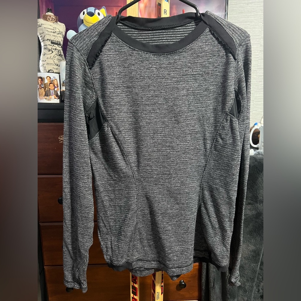 Lululemon Gray Heather Long Sleeve pit to pit 18”